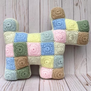 Coussin décoratif pour chien en patchwork crocheté