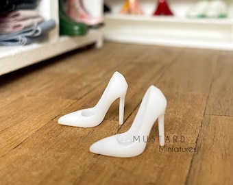 Sapatos de salto alto em miniatura para casa de bonecas, em plástico, sem pintura, escala 1:12.