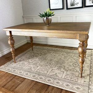 Mesa de comedor para casa de muñecas a escala 1:12, casa de muñecas moderna, mesa con patas torneadas, sillas de comedor en miniatura