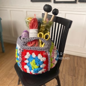Gehaakte draagtas miniatuur poppenhuis: naaiaccessoires