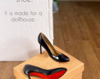 Scarpe col tacco rosse con scatola, décolleté e stiletti per casa delle bambole in scala 1:12