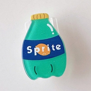 Może przedstawiać: Zielona plastikowa butelka z żółtą zakrętką i niebieską etykietą z napisem "Sprite". Na etykiecie znajduje się mały pomarańczowy cytrynowy obrazek.