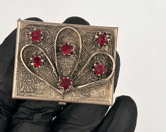 Petite boîte avec pierres précieuses rouges : breloque vintage
