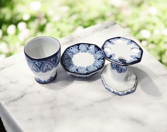Juego de accesorios de baño vintage de Bombay Company, 3 piezas, porcelana azul y blanca.