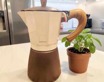 Cafeteira italiana Gnali & Zan bege/marrom em alumínio, capacidade para 9 xícaras de expresso, nova com etiqueta.