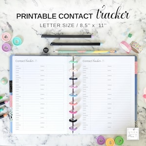 Peut inclure: Un carnet de suivi de contacts imprimable avec une couverture bleue, ouvert pour montrer des pages lignées pour enregistrer les informations de contact. Le carnet est au format lettre, 21,6 cm x 27,9 cm, et comprend des stylos, du masking tape et des trombones décoratifs.