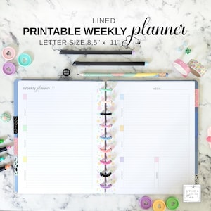 Może przedstawiać: Liniowany, drukowany planer tygodniowy z tekstem "PRINTABLE WEEKLY planner LETTER SIZE 8,5" x 11"" w kolorze czarnym. Planer jest otwarty, pokazując strony w linie z sekcjami kodowanymi kolorami. Akcesoria obejmują ołówki, taśmę washi i ozdobne spinacze.