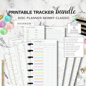 Könnte beinhalten: Ein druckbares Tracker-Bundle mit dem Text "PRINTABLE TRACKER bundle" und "DISC PLANNER SKINNY CLASSIC". Das Bundle enthält 11 Planer-Tracker, wie z. B. Rechnungs-, Gewohnheits- und Schlaftracker. Die Seiten haben ein Regenbogenfarbschema.