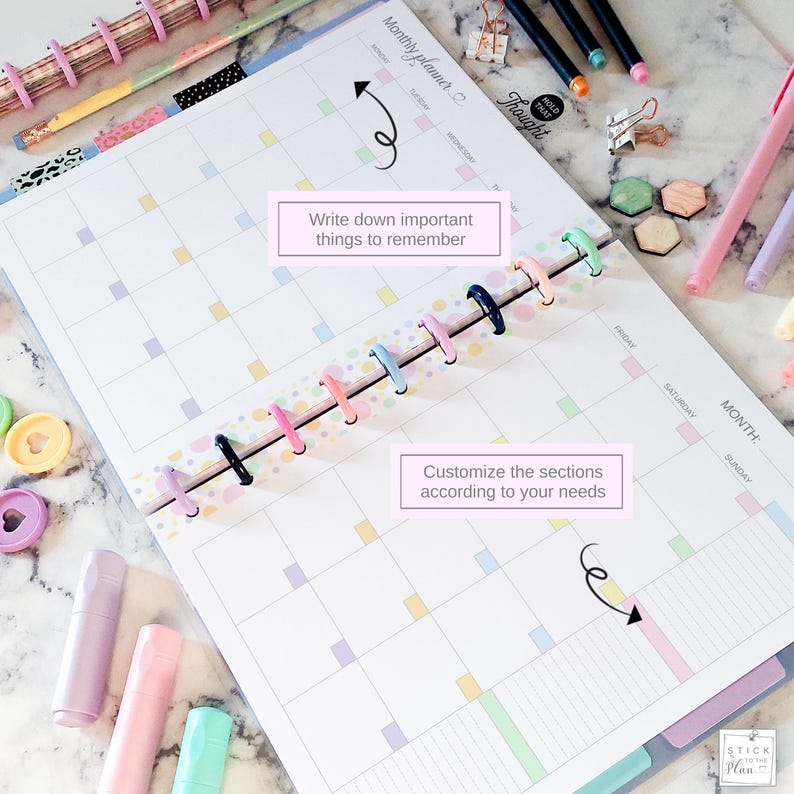 Puede incluir: Planificador mensual abierto con pesta&ntilde;as coloridas y encuadernaci&oacute;n en espiral. El planificador presenta un dise&ntilde;o de calendario con casillas de colores pastel y texto que dice "Escribe cosas importantes para recordar" y "Personaliza las secciones seg&uacute;n tus necesidades."