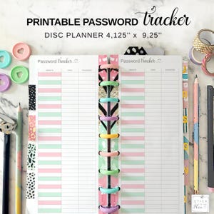Könnte beinhalten: Ein druckbarer Passwort-Tracker-Disc-Planer, 10,48 cm x 23,5 cm, mit rosa und grün gestreiften Seiten. Der Planer hat eine farbenfrohe Scheibenbindung und ist von dekorativen Bleistiften, Washi-Tape und Planerzubehör umgeben.