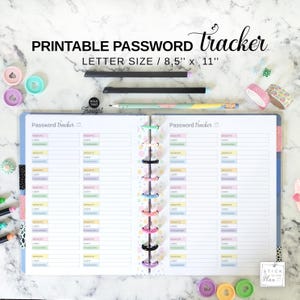 Könnte beinhalten: Ein druckbares Passwort-Tracker-Notizbuch mit dem Text "PRINTABLE PASSWORD tracker LETTER SIZE / 8,5" x 11". Das Notizbuch ist geöffnet und zeigt Seiten mit Abschnitten für Website, Benutzer und Passwort. Das Notizbuch ist von farbenfrohem Zubehör umgeben.