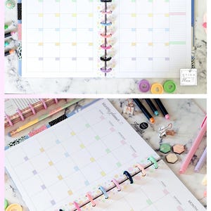 Puede incluir: Un planificador mensual imprimible con un dise&ntilde;o colorido. El planificador est&aacute; abierto, mostrando p&aacute;ginas de calendario mensuales con casillas de colores pastel. La portada presenta el texto "PRINTABLE MONTHLY planner BIG HAPPY PLANNER".