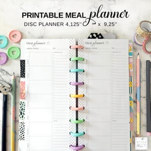 Puede incluir: Un planificador de comidas imprimible con un diseño de disco. El planificador es blanco con un patrón de puntos a lo largo del lomo y anillos de disco de colores. El texto "PRINTABLE MEAL planner" está en la parte superior. El planificador mide 10,48 cm x 23,5 cm.