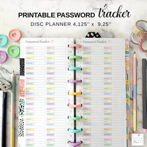 Könnte beinhalten: Ein druckbarer Passwort-Tracker-Disc-Planer. Der Planer ist 10,48 cm x 23,5 cm groß und verfügt über ein farbenfrohes Design mit pastellfarbenen Trennwänden und dekorativen Elementen, darunter Washi-Tape und Bleistifte.