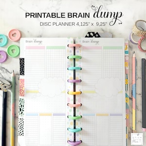 Può includere: Un'agenda a dischi stampabile Brain dump che misura 10,48 cm per 23,5 cm. L'agenda aperta presenta dischi color pastello, sezioni a righe e a quadretti e una nuvoletta per i pensieri su ogni pagina. Il testo riportato è Printable Brain dump.