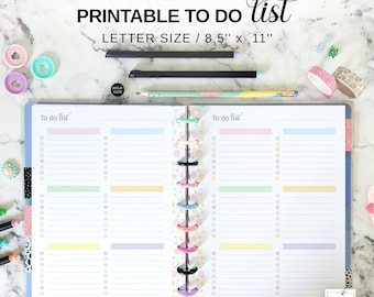 Puede incluir: Un planificador de lista de tareas imprimible con secciones de colores pastel y el texto "PRINTABLE TO DO LIST". El planificador es de tamaño carta, 21,6 cm x 27,9 cm, y presenta una encuadernación de discos coloridos. También se ven bolígrafos, cinta washi y discos decorativos.