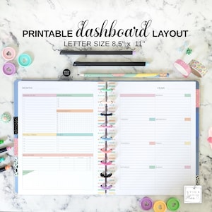 Puede incluir: Planificador de diseño de panel imprimible, tamaño carta 21,6 cm x 27,9 cm. El planificador abierto presenta una combinación de colores pastel con secciones para listas de tareas, citas y horarios semanales. Incluye bolígrafos, cinta washi y clips decorativos.