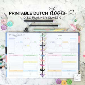 Puede incluir: Planificador de disco abierto con diseño semanal, con bloques de calendario hexagonales coloridos y secciones para horarios, listas de tareas y notas. El planificador incluye el texto "Printable Dutch Doors Disc Planner Classic."