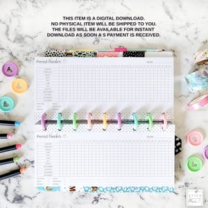 K&ouml;nnte beinhalten: Zwei druckbare Perioden-Tracker-Seiten mit einer Jahres&uuml;berschrift und einem Raster mit Tagen f&uuml;r jeden Monat. Die Seiten sind f&uuml;r einen Planer mit einem Ringbindungssystem konzipiert. Die Seiten sind von buntem Washi-Tape und dekorativen Aufklebern umgeben.