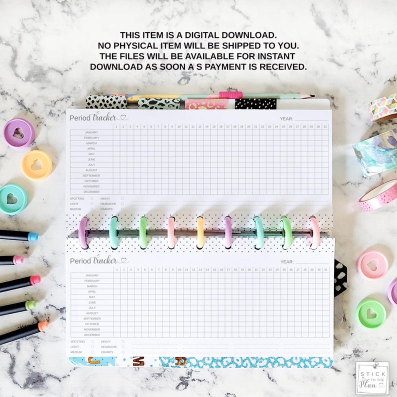 K&ouml;nnte beinhalten: Zwei druckbare Perioden-Tracker-Seiten mit einer Jahres&uuml;berschrift und einem Raster mit Tagen f&uuml;r jeden Monat. Die Seiten sind f&uuml;r einen Planer mit einem Ringbindungssystem konzipiert. Die Seiten sind von buntem Washi-Tape und dekorativen Aufklebern umgeben.