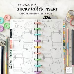 Op de afbeelding: Een afdrukbare disc planner insert met de tekst "Sticky Notes Insert". De insert bevat blanco plaknotities, bloemenillustraties en een kleurrijke disc binding. De insert meet 10,48 cm x 23,5 cm.