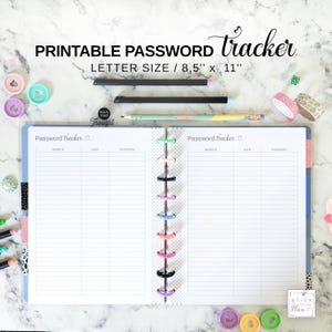 Könnte beinhalten: Ein ausdruckbares Passwort-Tracker-Notizbuch mit dem Text "PRINTABLE PASSWORD tracker LETTER SIZE / 8,5" x 11". Das Notizbuch ist geöffnet und zeigt linierte Seiten für Website-, Benutzer- und Passwort-Einträge. Buntes Zubehör umgibt das Notizbuch.