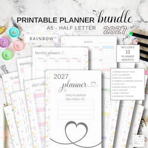 Pode incluir: Um conjunto de planejadores imprimíveis 2027 nos tamanhos A5 e meia carta com bordas de bolinhas arco-íris. O kit inclui 11 encartes, como layouts mensais e semanais, listas de tarefas, calendários e rastreadores com detalhes de corações.