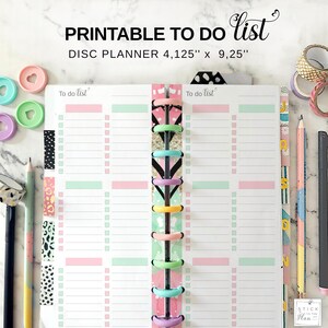 Puede incluir: Un planificador de disco de lista de tareas imprimible, 10,48 cm x 23,5 cm, con fondo blanco, barras horizontales rosas y verdes y encuadernación de disco colorida. El planificador incluye el texto "To do list". Los accesorios incluyen lápices, cinta washi y divisores de planificador de disco en forma de corazón.