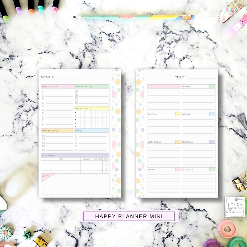 K&ouml;nnte beinhalten: Ein druckbarer Planer mit einem Pastellfarbenschema und einem Tupfenmuster. Der Planer enth&auml;lt eine Monats- und Jahresansicht. Der Text "HAPPY PLANNER MINI" ist unten auf der Seite gedruckt.