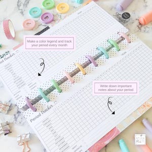 K&ouml;nnte beinhalten: Ein Periodentracker-Planer mit einem farbenfrohen Design. Der Planer hat einen Bereich zum Verfolgen deiner Periode jeden Monat und einen Bereich zum Aufschreiben wichtiger Notizen zu deiner Periode. Der Planer soll dir helfen, deinen Zyklus zu verfolgen und deinen K&ouml;rper besser zu verstehen.
