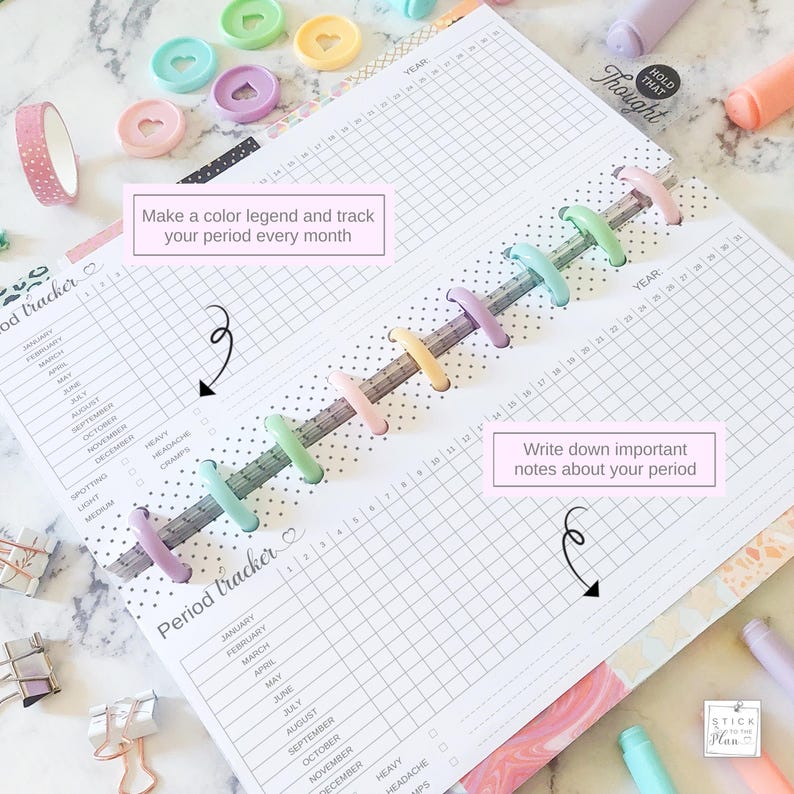 K&ouml;nnte beinhalten: Ein Periodentracker-Planer mit einem farbenfrohen Design. Der Planer hat einen Bereich zum Verfolgen deiner Periode jeden Monat und einen Bereich zum Aufschreiben wichtiger Notizen zu deiner Periode. Der Planer soll dir helfen, deinen Zyklus zu verfolgen und deinen K&ouml;rper besser zu verstehen.