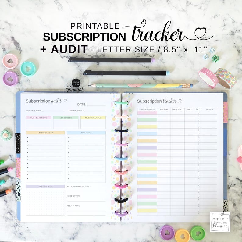 K&ouml;nnte beinhalten: Ein druckbarer Abonnement-Tracker und Audit-Planer, im Letter-Format 21,6 cm x 27,9 cm, mit farbigen Trennw&auml;nden und einer Spiralbindung. Der Planer enth&auml;lt Abschnitte f&uuml;r monatliche Ausgaben, wichtige Erkenntnisse und einen Abonnement-Tracker. Das Bild zeigt auch Stifte, Washi-Tape und dekorative B&uuml;roklammern.