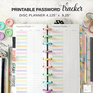Könnte beinhalten: Ein ausdruckbarer Passwort-Tracker-Disc-Planer in Pastellfarben, 10,48 cm x 23,5 cm. Der Planer verfügt über eine farbenfrohe Disc-Bindung und enthält Abschnitte für Website, Benutzer und Passwort. Auf dem Cover steht "PRINTABLE PASSWORD tracker".