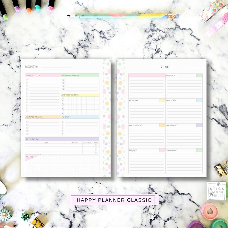 K&ouml;nnte beinhalten: Eine druckbare Happy Planner Classic Monats- und Jahresplaner-Vorlage mit Pastellfarben und einem Punkte-Muster. Die Vorlage enth&auml;lt Abschnitte f&uuml;r Dinge, die zu tun sind, Hauptpriorit&auml;ten, Termine, Anrufe/E-Mails, Eink&auml;ufe, Rechnungen, die zu bezahlen sind, und Notizen. Der Jahresabschnitt enth&auml;lt eine Spalte f&uuml;r jeden Tag der Woche.