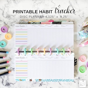Puede incluir: Un planificador de seguimiento de hábitos imprimible, formato disco, de 10,48 cm x 23,5 cm, con una cuadrícula para el seguimiento de hábitos. El planificador presenta separadores coloridos, detalles en colores pastel y el texto "Habit tracker".