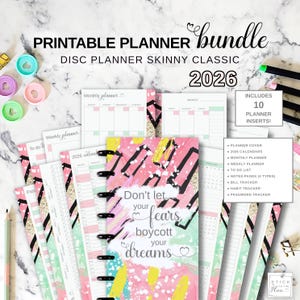 Könnte beinhalten: Ein druckbares Planer-Bundle mit einem abstrakten Design in Rosa, Schwarz und Gelb. Der Planer enthält einen Kalender für 2026, Monats- und Wochenplaner, To-Do-Listen und Gewohnheitstracker. Auf dem Cover steht "Don't let your fears boycott your dreams."