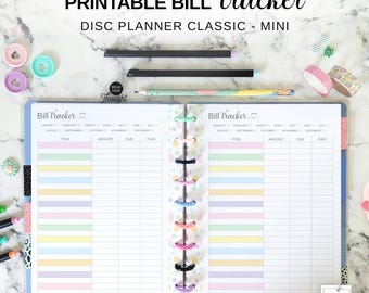 Könnte beinhalten: Ein scheibengebundener Planer-Einsatz mit der Aufschrift "PRINTABLE BILL tracker" und "DISC PLANNER CLASSIC - MINI". Das zweiseitige Layout enthält Spalten für Artikel, Betrag, Fälligkeitsdatum und Zahlungsstatus mit pastellfarbenen Zeilen.