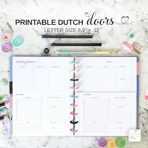 Könnte beinhalten: Ein druckbarer Dutch Doors Wochenplaner, Letter-Format 21,6 x 27,9 cm, mit hellblauem Rand. Der Planer ist geöffnet, um das Wochenlayout mit Abschnitten für jeden Tag, Zeitplan und Notizen anzuzeigen. Stifte, Washi-Tape und dekorative Scheiben.
