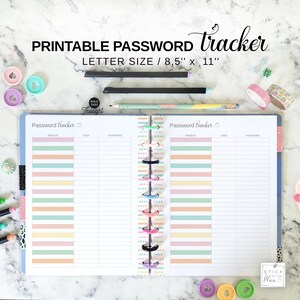 Könnte beinhalten: Ein druckbares Passwort-Tracker-Notizbuch mit dem Text "PRINTABLE PASSWORD tracker LETTER SIZE / 8,5" x 11". Das Notizbuch ist geöffnet und zeigt linierte Seiten mit pastellfarbenen Streifen. Stifte, Washi-Tape und dekorative Büroklammern sind darum herum verstreut.