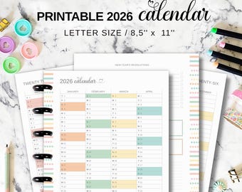Puede incluir: Calendario imprimible 2026, tamaño carta (21,6 cm x 27,9 cm), con diseño mensual y acentos de colores pastel. La imagen también incluye bolígrafos, anillas y cinta decorativa.