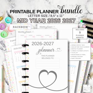 以下が含まれることがあります： 「MID YEAR 2026 2027」の文字が入った、印刷可能なプランナーバンドル。 プランナーには9つのインサートが含まれており、レターサイズ21.6cm x 27.9cmです。 プランナーは、グレーのハートのデザインと「2026-2027 planner」の文字が入った白い表紙です。