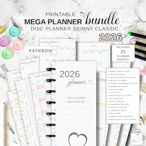 Può includere: Un pacchetto di pianificatore 2026 bianco con rilegatura a disco nero, che include 21 inserti per pianificatore. La copertina recita "2026 planner" e "This planner belongs to:". Il pacchetto include calendari, tracker e layout.