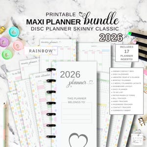 Pode incluir: Um pacote de planejador 2026 branco com um design de coração, incluindo 17 inserções de planejador. O pacote inclui calendários, layouts semanais e mensais e rastreadores. O texto "RAINBOW" é visível em uma das inserções.