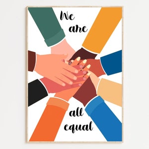 以下が含まれることがあります： 白い背景に黒い文字で「We are all equal」と書かれたポスター。ポスターには、異なる肌の色をした手が円形に並んで、互いに握り合っている様子が描かれている。