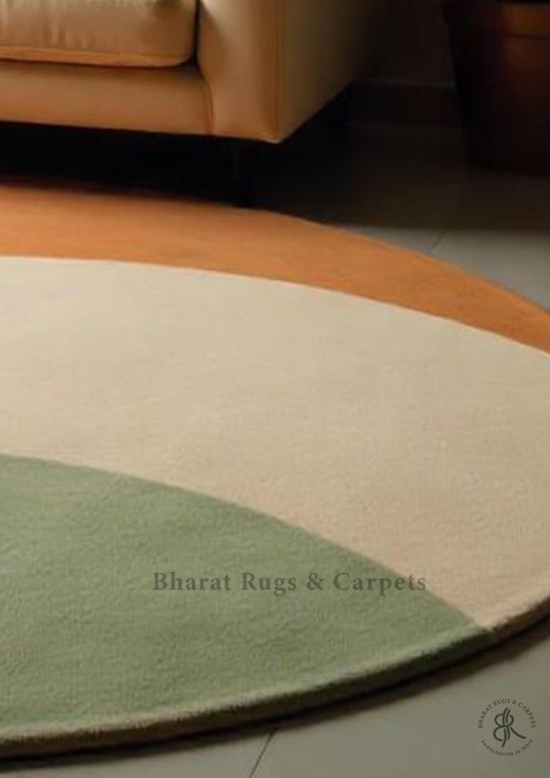 Puede incluir: Una alfombra redonda multicolor con tres rayas de color naranja, crema y verde. La alfombra tiene un brillo sutil y una textura suave. El texto "Bharat Rugs & Carpets" est&aacute; impreso en la alfombra.