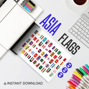 Peut inclure: Une feuille imprimée avec les drapeaux des pays asiatiques, intitulée "ASIA FLAGS". L'impression sort d'une imprimante, avec un clavier, une tasse de café et des marqueurs à proximité. Le texte "INSTANT DOWNLOAD" est en bas.