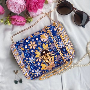 Sac fourre-tout bleu à fleurs, sac bleu à imprimé tapis, petit sac bandoulière bleu, sac tapis design, joli sac à bandoulière, joli sac hippie, sac à main kilim