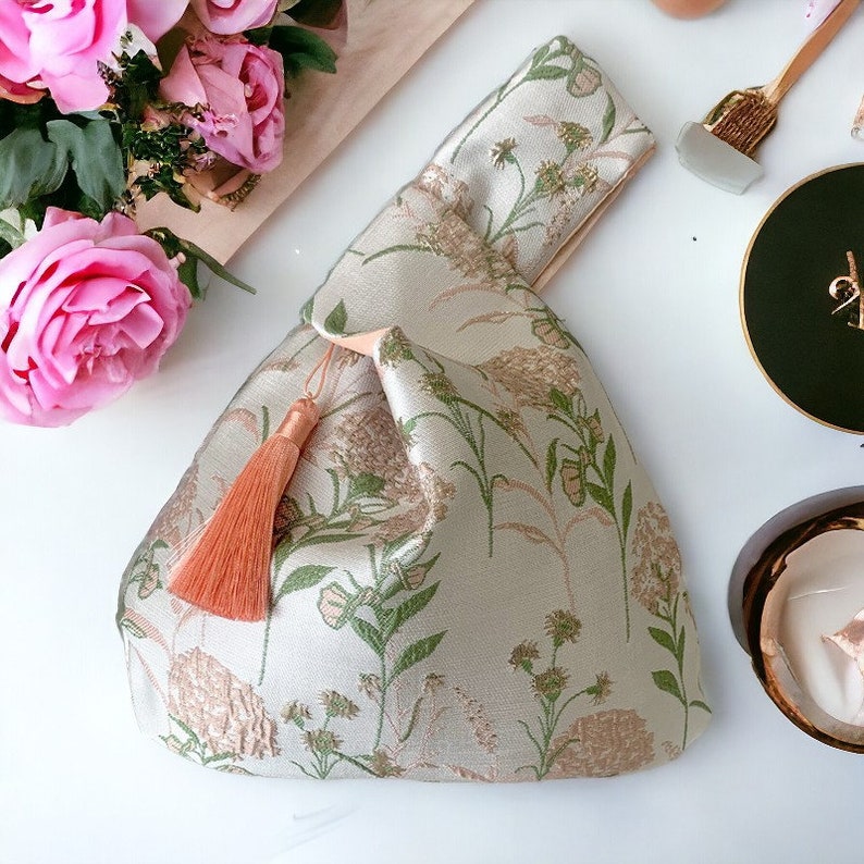 Japanische Knotentasche, Bento-Tasche, Hippie-Tasche mit Quaste, florale Kosmetiktasche mit Knotengriff, gesteppte Tasche, Stoffarmband, Blumenmädchen-Tasche Bild 9