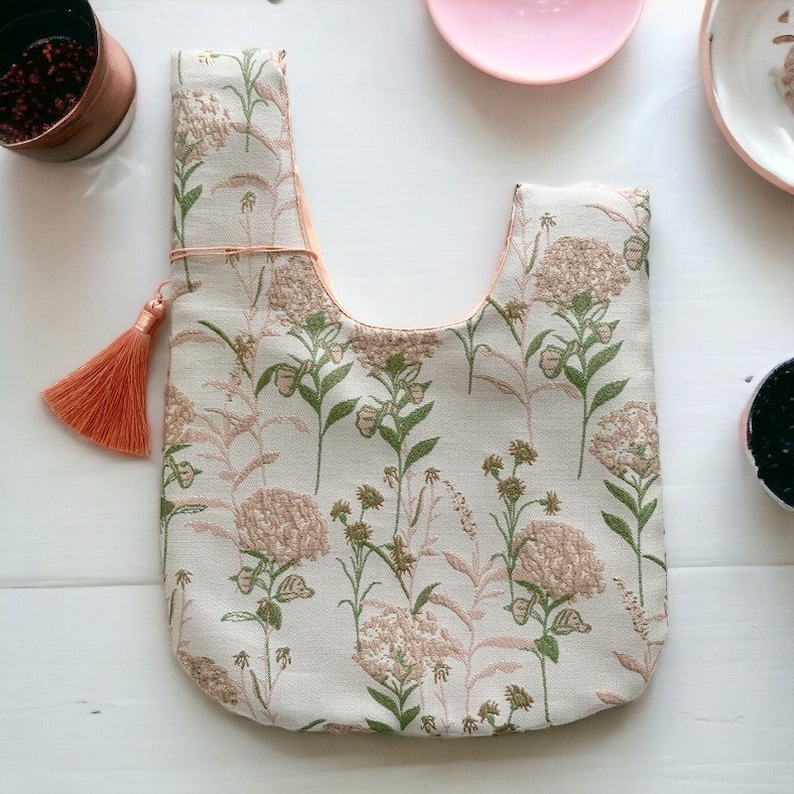 Japanische Knotentasche, Bento-Tasche, Hippie-Tasche mit Quaste, florale Kosmetiktasche mit Knotengriff, gesteppte Tasche, Stoffarmband, Blumenmädchen-Tasche Bild 10