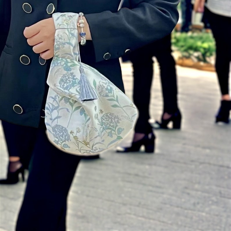 Japanische Knotentasche, Bento-Tasche, Hippie-Tasche mit Quaste, florale Kosmetiktasche mit Knotengriff, gesteppte Tasche, Stoffarmband, Blumenmädchen-Tasche Bild 4